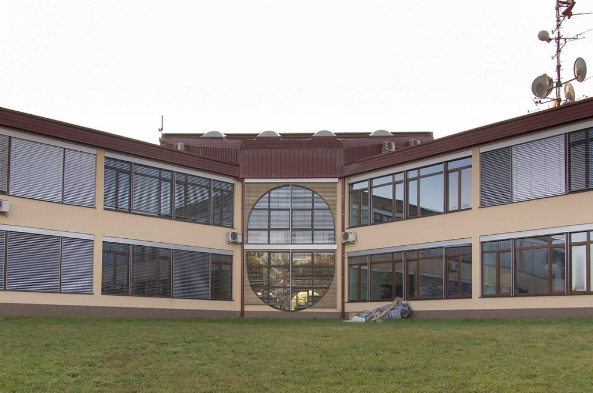 Sportska dvorana i škola Postojina, Slovenia